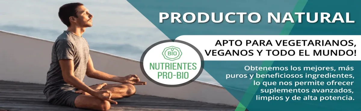Hombre meditando frente al mar junto a información sobre producto natural apto para vegetarianos y veganos.