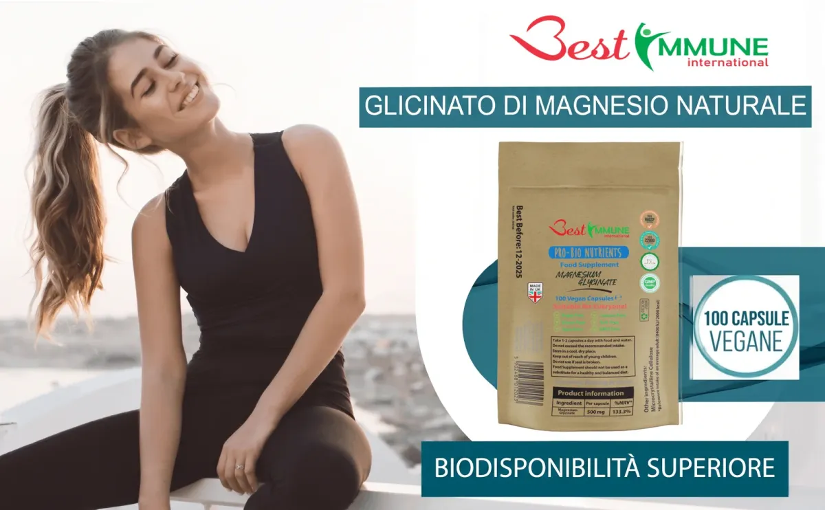 Donna sorridente accanto a una confezione di glicinato di magnesio naturale del marchio Best Immune.